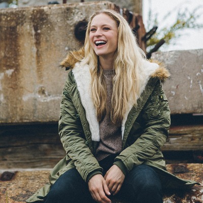 Изображение: Женские удлинённые зимние куртки Alpha Industries в нашем магазине — лучшая защита от холода.